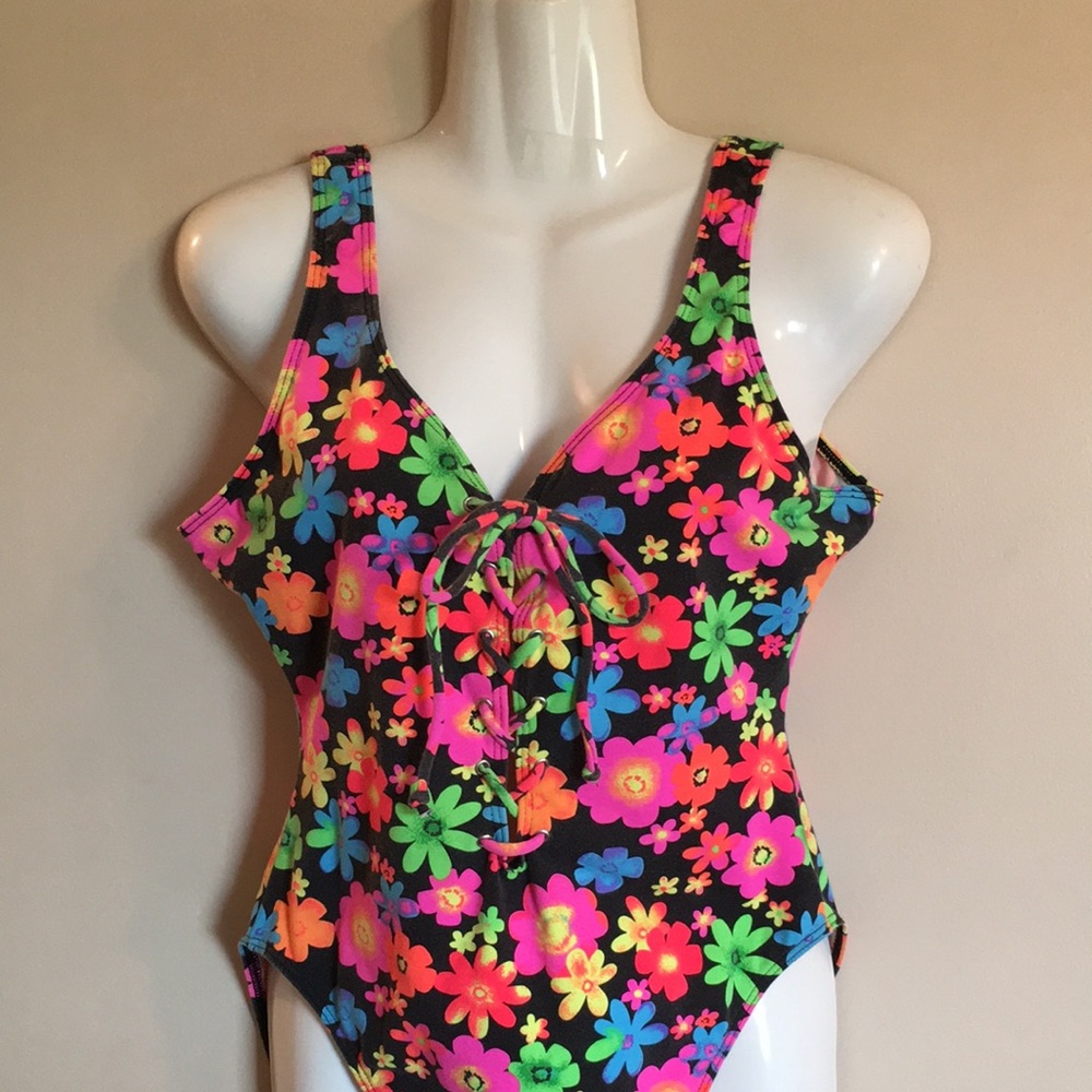 So cute and colorful one piece swimsuit 🩱!